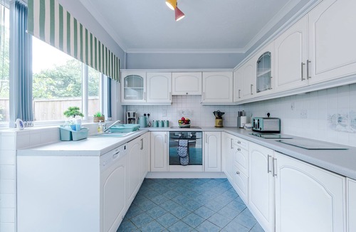 Winterley House | Lovely 2 Bed Home with Free Parking and Garden