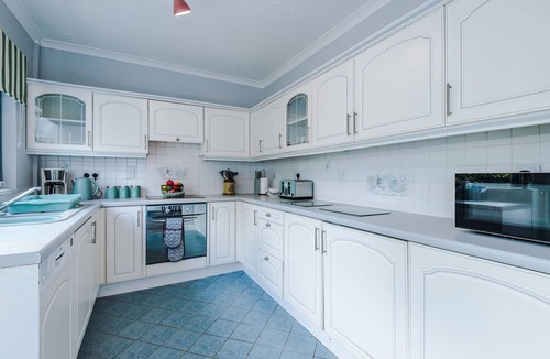 Winterley House | Lovely 2 Bed Home with Free Parking and Garden