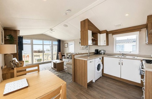 Pakefield House | Lovely caravan by the beach in Pakefield, Suffolk ref 68011CR