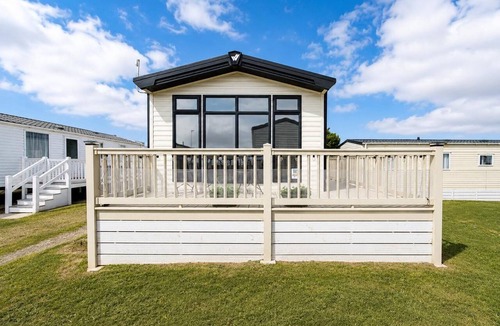 Pakefield House | Lovely caravan by the beach in Pakefield, Suffolk ref 68011CR