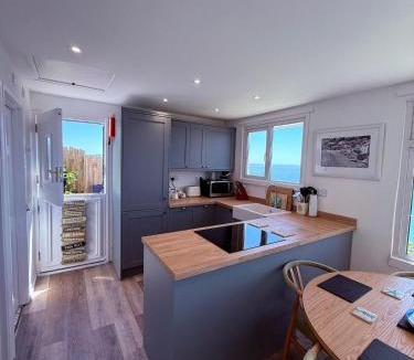 Freathy House | Lovely chalet with uninterrupted sea views