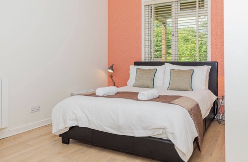 St. Ann's Chapel Cabin | Lovely Cornish pool access lodge at Honicombe Holiday Village