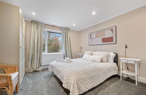 Ealing Common Apartment | Lovely Ealing 3 Bed Flat