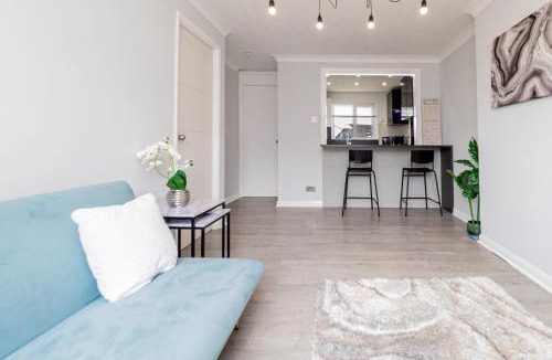 Calcot Apartment | Lovely flat with Wi-Fi and free parking