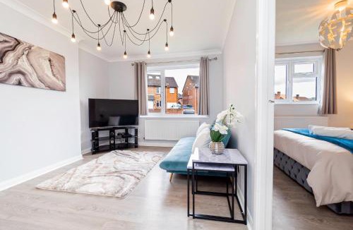 Calcot Apartment | Lovely flat with Wi-Fi and free parking