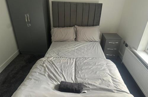 Luton House | Luton Room only