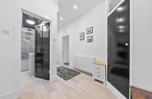 Hawick House | Luxe & Spacious Apt in Hawick -Fast WiFi -Sleeps13 | Walk to Everything