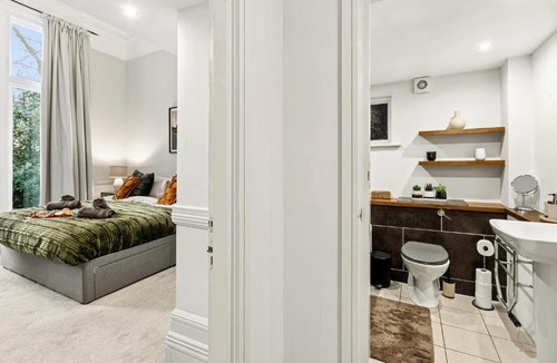 Sefton Park Apartment | Luxe Victorian Spacious Home Sefton Park with Parking