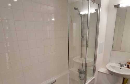 Barking Apartment | Luxurious 2 bed with breathtaking view!