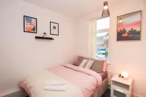 Sheffield House | Luxurious 3-Bedroom Home with Free Parking Sheffield