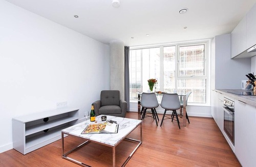 Birmingham City Centre Apartment | Luxurious and Bright 2BR City Centre Apartment