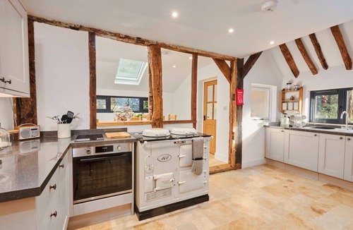 Waterlooville House | Luxurious Barn With Outdoor Dining, Near Vineyard