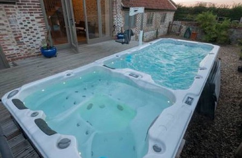 Swafield House | Luxurious Rural Barn with Pool & Hydrotherapy Spa. Miles of unspoilt beaches.