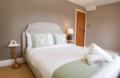 Hanham House | Luxurious Spacious Countryside House | Big Jacuzzi & Gym