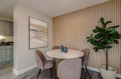 The Docks Apartment | Luxury 2-Bed Apt by Royal Albert Dock & M&S Arena