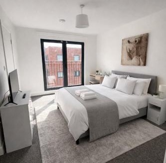 George Green Apartment | Luxury 2BR Heathrow Escape Free Parking
