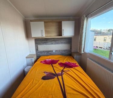 Filey House | Luxury 3-Bed Caravan with Decking & Free Parking near beaches - Primrose Valley