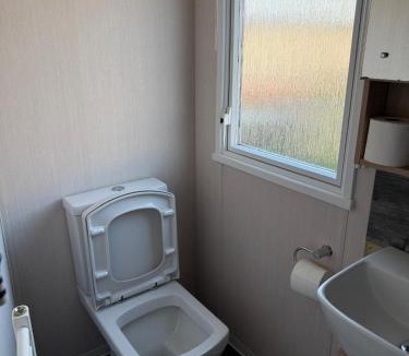 Filey House | Luxury 3-Bed Caravan with Decking & Free Parking near beaches - Primrose Valley