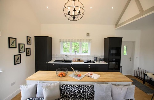 Pitchcombe House | Luxury Barn Conversion with Hot Tub- 'Blackbird'