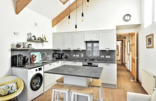 Stonehaven Apartment | Luxury Beachfront Penthouse - Balcony, Sea View, Parking, Pet Friendly
