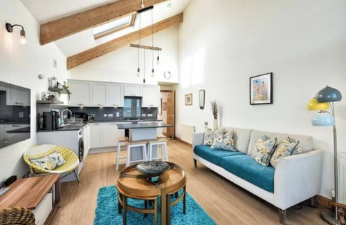 Stonehaven Apartment | Luxury Beachfront Penthouse - Balcony, Sea View, Parking, Pet Friendly