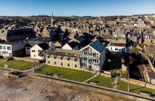 Stonehaven Apartment | Luxury Beachfront Penthouse - Balcony, Sea View, Parking, Pet Friendly