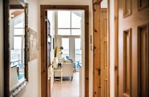 Stonehaven Apartment | Luxury Beachfront Penthouse - Balcony, Sea View, Parking, Pet Friendly