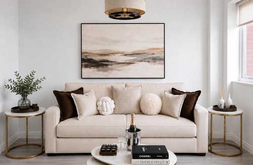Solihull Apartment | Luxury Central Solihull Apt - King Bed, Sofa Bed & 2 Parking Spaces