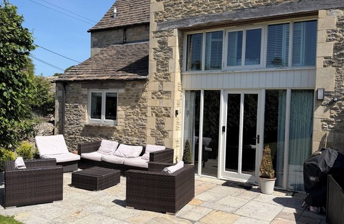 Ampney Crucis House | Luxury Cotswold Cottage Sleeps 8. Private Garden & Parking. Ideal Touring Base