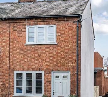 City Centre House | Luxury cottage in a central location, free parking and dogs welcome