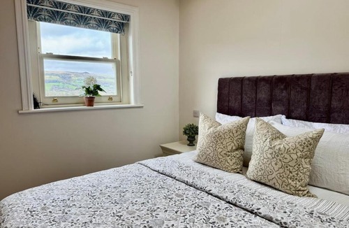 Castleton House | Luxury cottage for 2 in Castleton - Peak District retreat - Panoramic Views & Log burner
