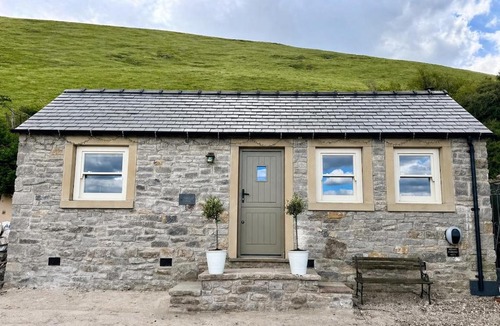 Castleton House | Luxury cottage for 2 in Castleton - Peak District retreat - Panoramic Views & Log burner