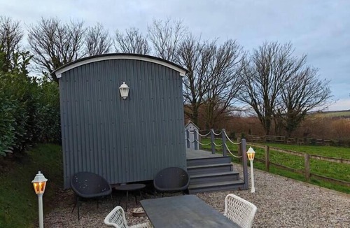 St. Mawgan House | Luxury Countryside Shepherds Hut with Hot Tub