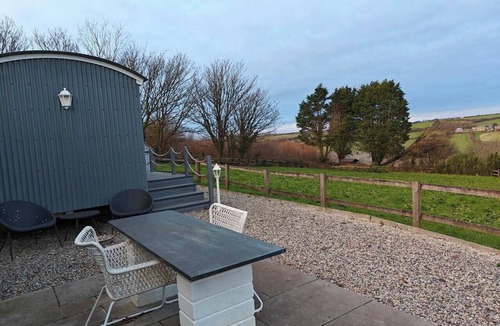 St. Mawgan House | Luxury Countryside Shepherds Hut with Hot Tub