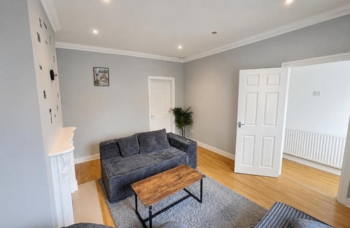 Cleedownton Apartment | Luxury Grand Three-Bed Residence in Birmingham