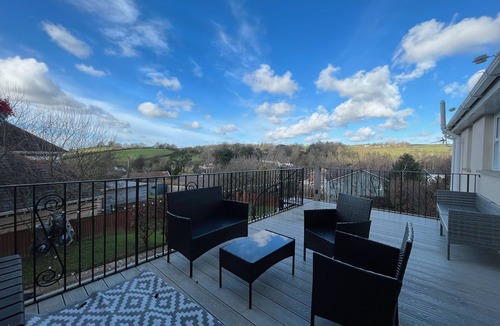 Barnstaple Villa | Luxury Group Retreat | 20 Guests | Hot Tub + games room