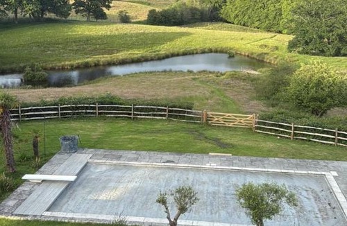 Biddenden House | Luxury Holiday Home with Heated Pool, Lake and Gym