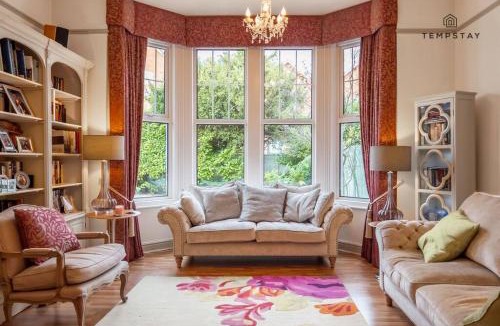 Windsor House | LUXURY HOME - CENTRAL WINDSOR, GATED PARKING - By Tempstay
