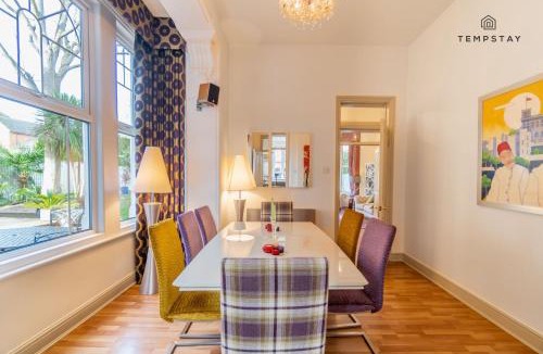 Windsor House | LUXURY HOME - CENTRAL WINDSOR, GATED PARKING - By Tempstay