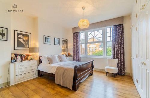 Windsor House | LUXURY HOME - CENTRAL WINDSOR, GATED PARKING - By Tempstay