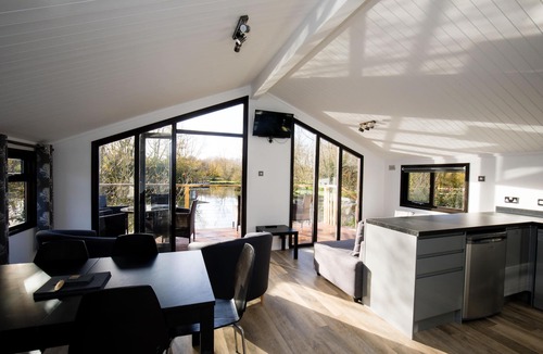 Dilton Marsh Ski Chalet | Luxury Hot Tub Lakeside Lodge CARRION Near Longleat