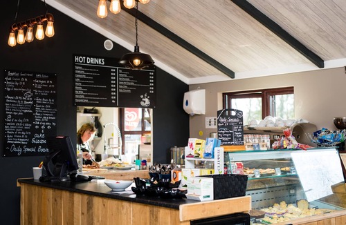 Dilton Marsh Ski Chalet | Luxury Hot Tub Lakeside Lodge CARRION Near Longleat