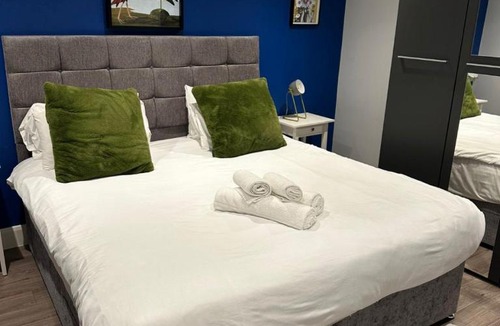 Watford Apartment | Luxury Jacuzzi Cottage near Harry Potter & Nature