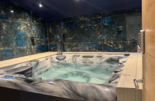 Watford Apartment | Luxury Jacuzzi Cottage near Harry Potter & Nature