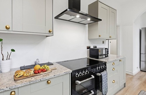 Liverpool Apartment | Luxury Liverpool Family Home with parking| Sleep 7