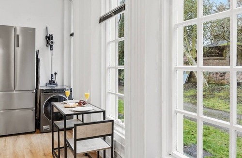 Liverpool Apartment | Luxury Liverpool Family Home with parking| Sleep 7