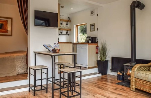 Manley House | Luxury Private Accommodation & Hot Tub Set Within Gardens With Summer House