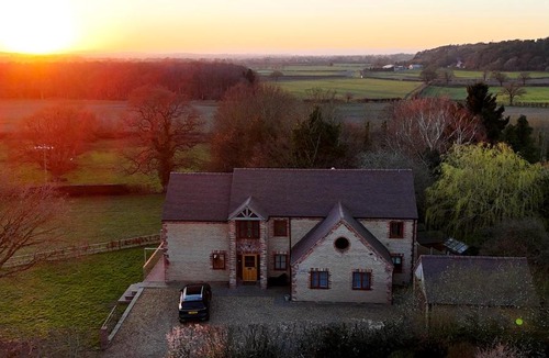 Harmer Hill Villa | Luxury Retreat I Hot tub I Cinema I Games