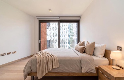 Elephant and Castle Apartment | Luxury Riverside 2-Bed with Balcony AC US Embassy Views