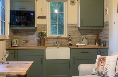 Lowton Cabin | Luxury Shepherd's Hut with Hot Tub